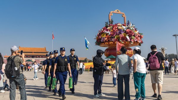 广瑞网 “火焰蓝”守护“中国红”！假期310万余人次游天安门